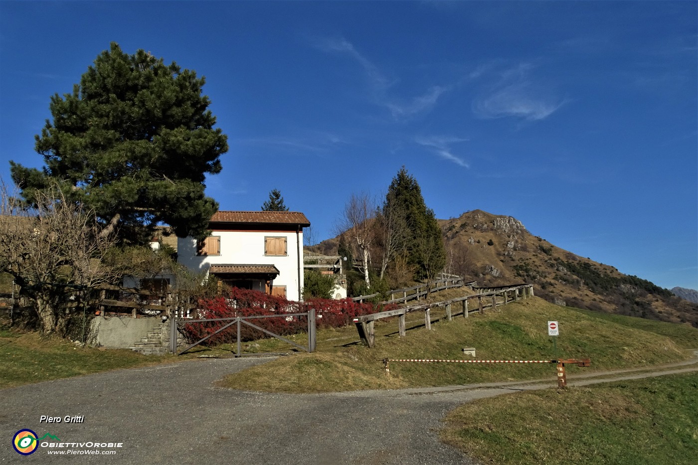 11 Prendo a sx la salita sterrata accanto alla bella villetta, seguendo le indicazioni   .JPG